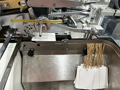 Cụm xỏ dây, thắt nút, thu gom sản phẩm