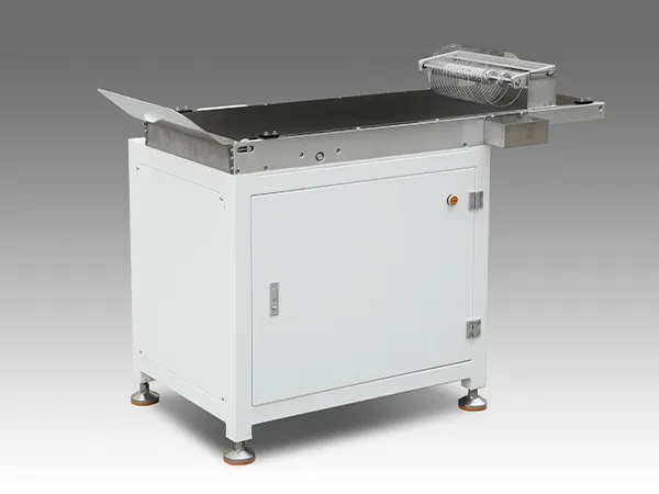 Ra liệu xếp chồng bằng băng tải.